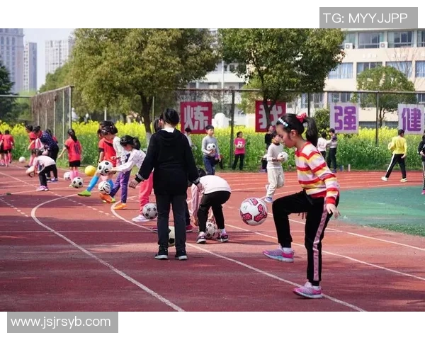 小男孩模仿足球巨星颠球展现超凡技巧梦想成真